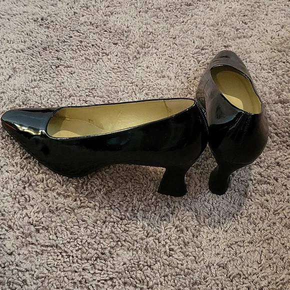 Nine West patent leather pump. - Picture 3 of 4
